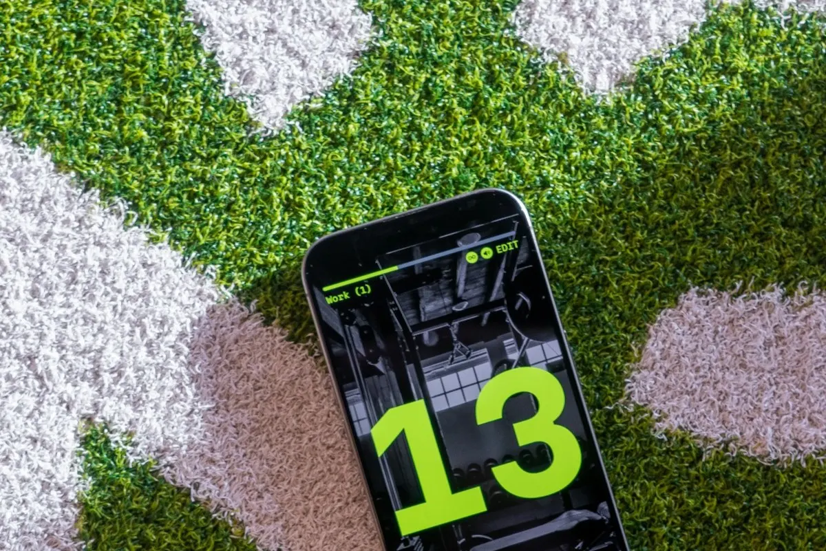 A phone screen showing a workout interval timer count