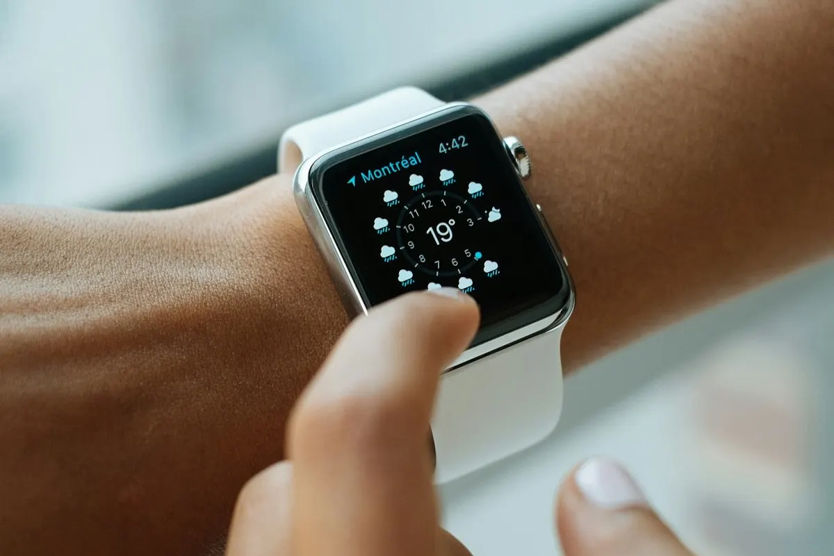 A wrist wearing an Apple Watch, the source of the VO2 max data these apps read