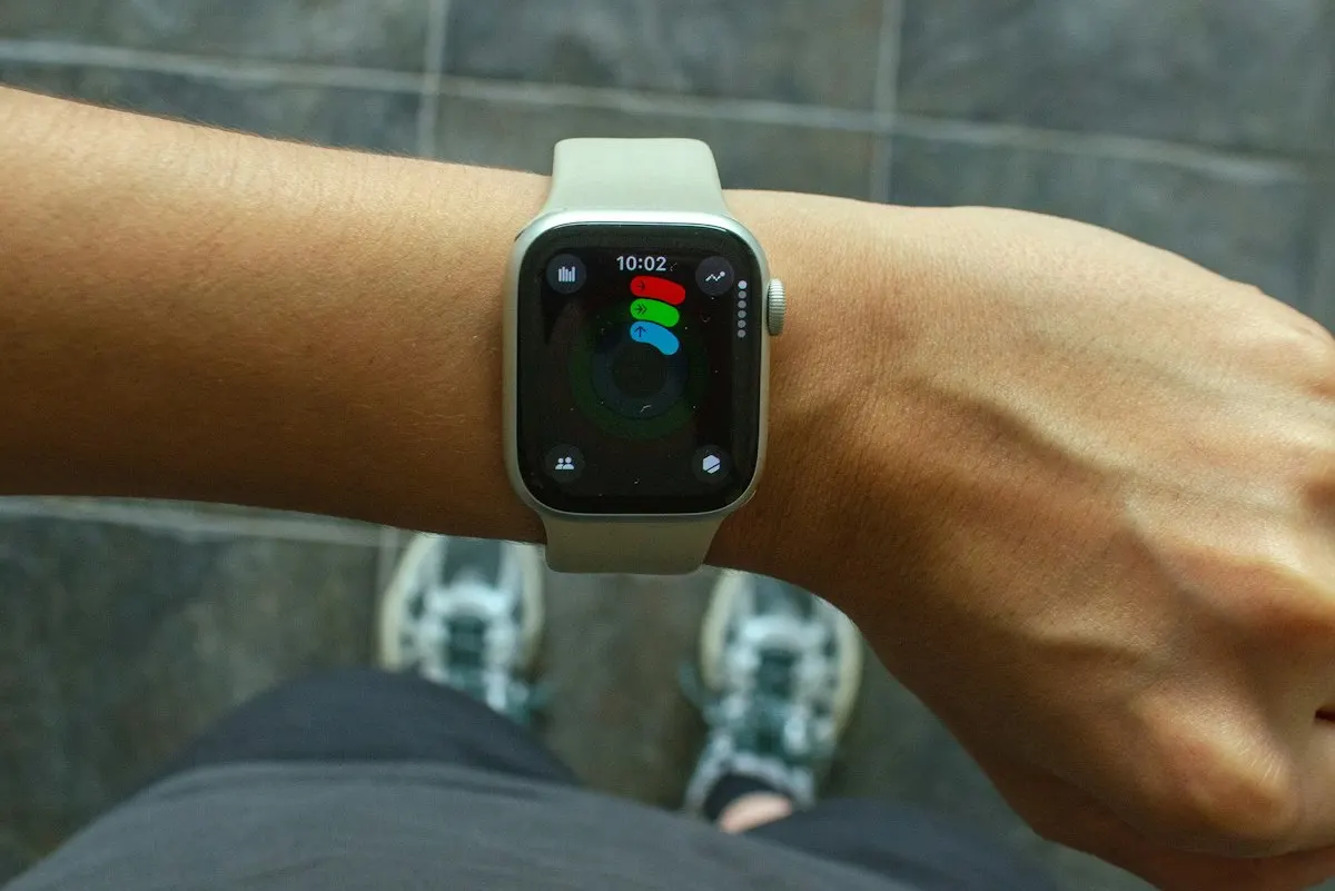 An Apple Watch on a wrist showing a fitness app before a workout